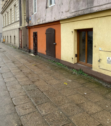 Zdjęcie przedstawia budynek, w którym znajduje się lokal niemieszkalny na sprzedaż.